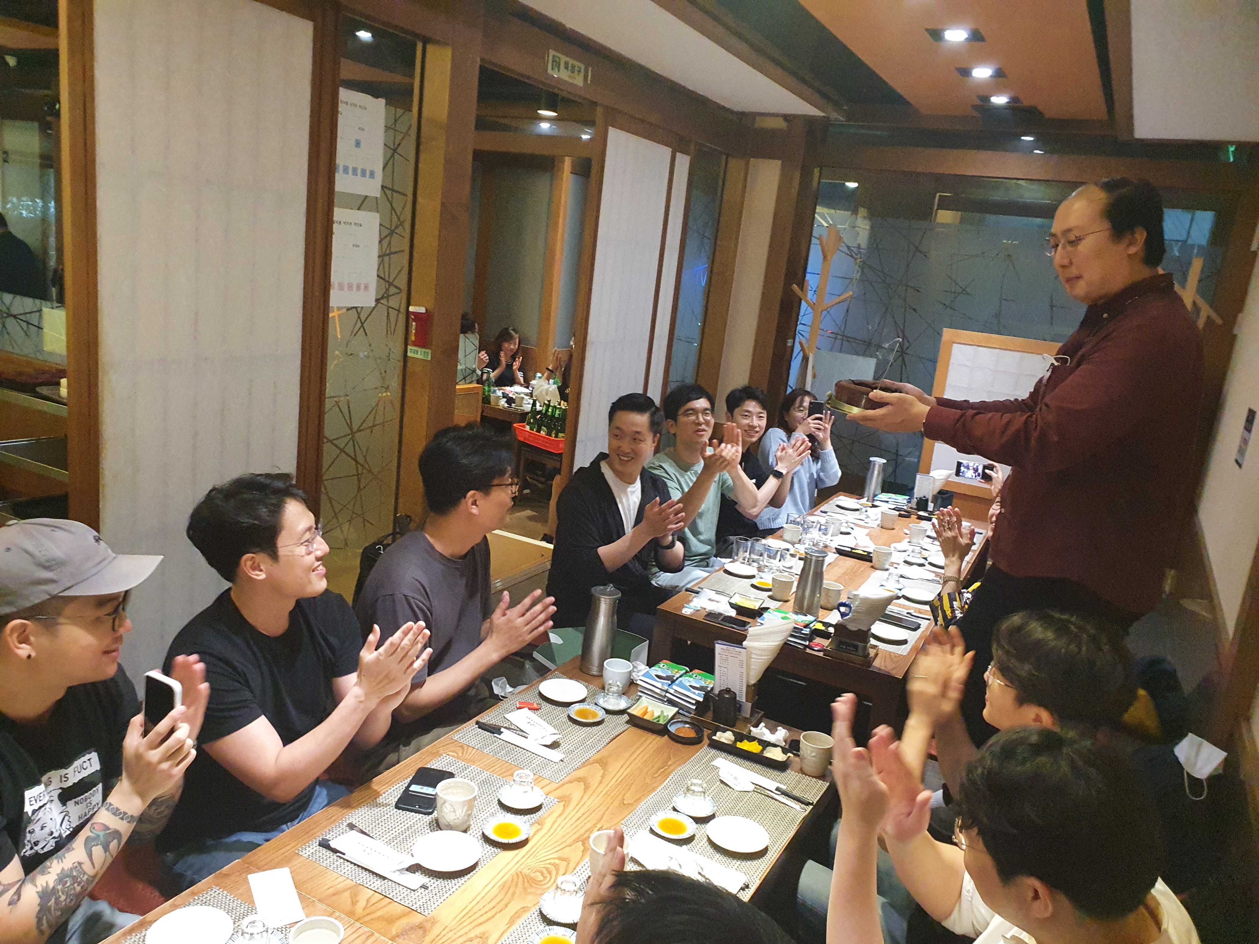 이춘복참치 강남점 룸에서 다함께 생일 축하 노래를 부르는 귀여운 플렉스팀